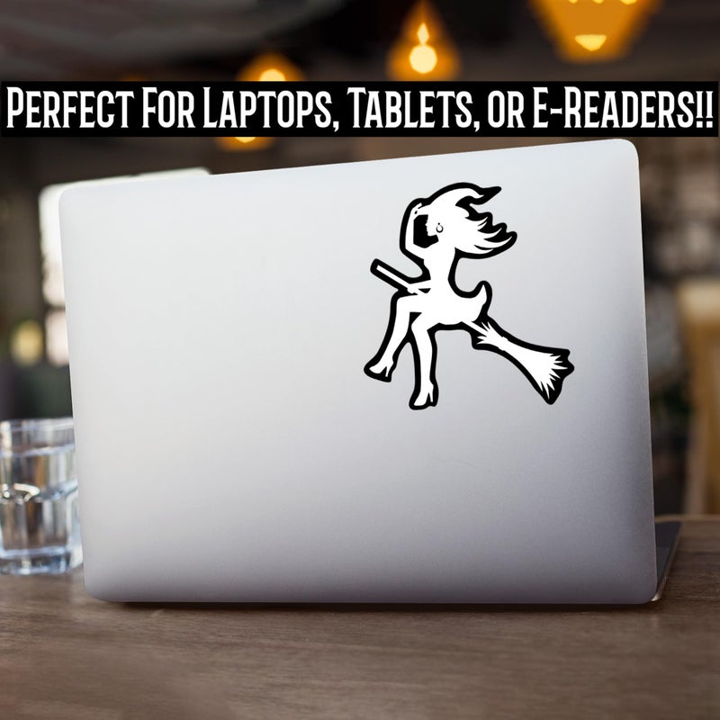 KCD ملصق فينيل ساحرة مثيرة على مكنسة | سيارات شاحنات فانات جدران لابتوبات أكواب | أبيض على خلفية سوداء | 5.5 بوصة | KCD1332W - Image 5